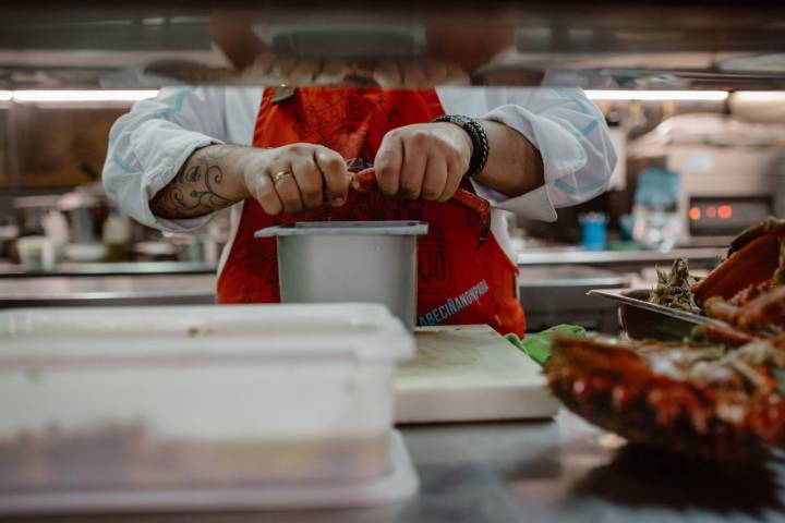 Pablo vacía la centolla, que usará para el 'risotto' de las sugerencias de hoy.