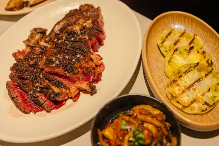 Chuleta Luismi, tomate a la brasa variedad Ruso Amarillo cultivado en Güímar y pimientos a la brasa.