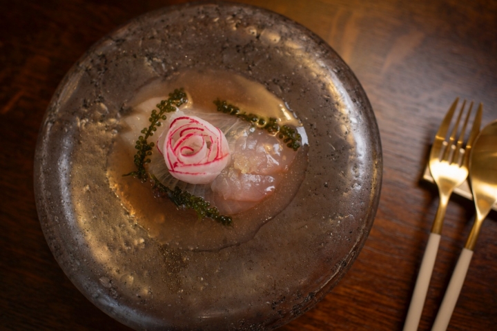 Pez limón, uvas de mar, pera Nashi y Tosazu