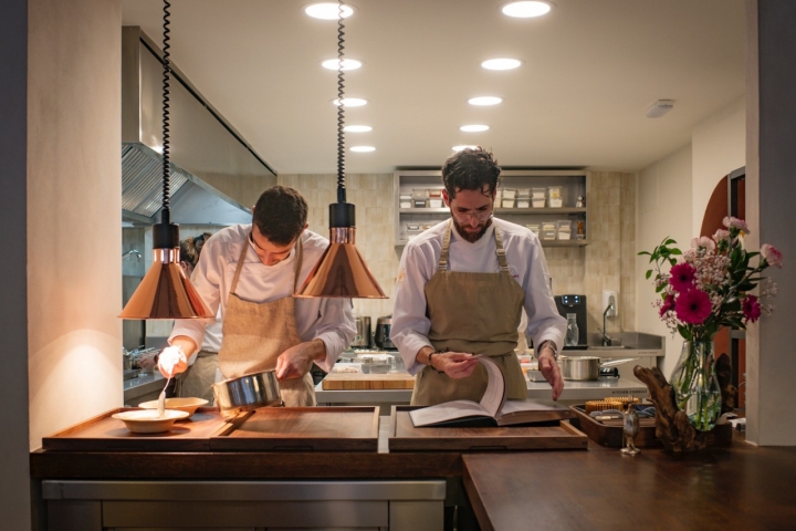 Rubén diseñó la barra del restaurante para tener espacio para sus bandejas.