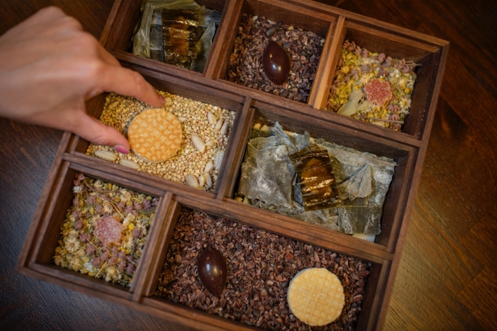 Petitfours: Stoopwafle de misoKelp / Crema pastelera /Gel de setas Azafrán / AlbaricoqueChocolate / Ajo negro / Sésamo