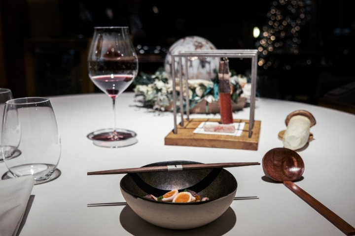 Ramen de montaña en la mesa con la trucha y la seta con la que hacen los noodles.