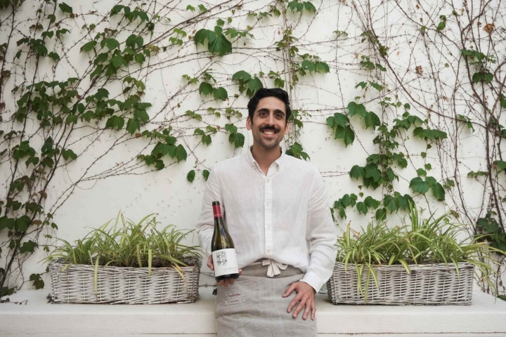 Esteban Muñoz, jefe de sala, se ocupa de la bodega del restaurante.