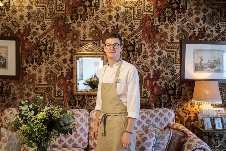 El chef Pau Sintes posa en un salón del hotel boutique 'Cristine Bedfor'.