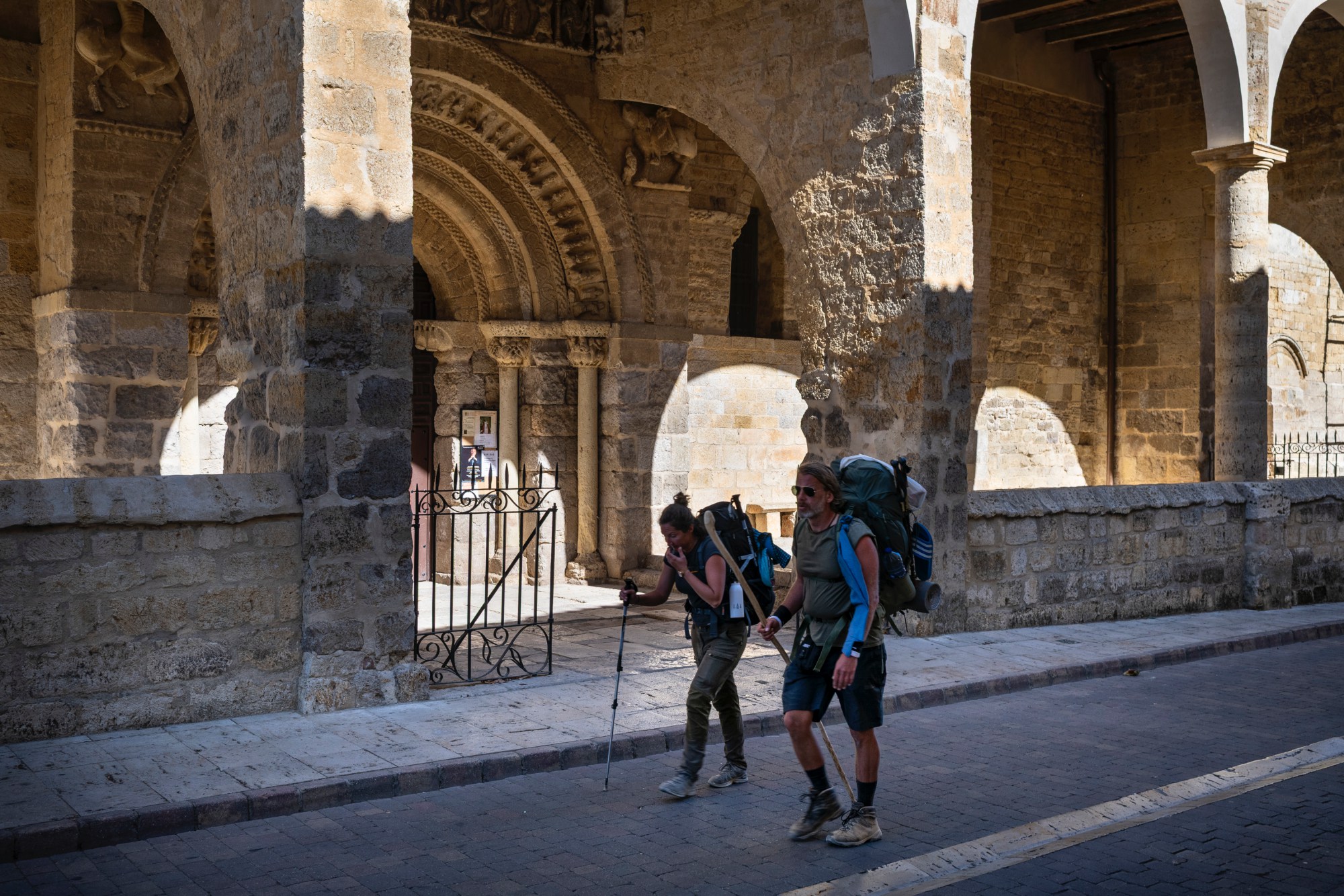 Peregrinos pasando por Santa María Del Camino.