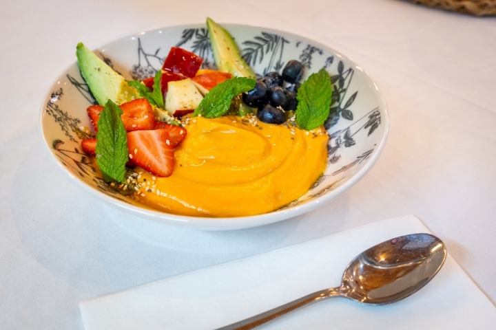 Al salmorejo vegano lo acompañan de pesto de pistacho y varias frutas