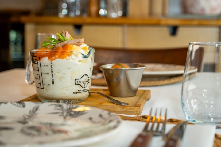 La 'Ensaladilla de la Dolores' se sirve en una jarra medidora