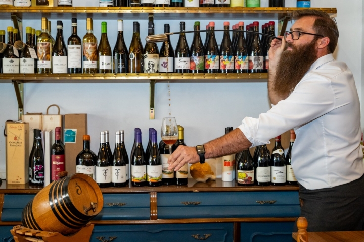 José Antonio homenajea su Cádiz natal sirviendo con la venencia