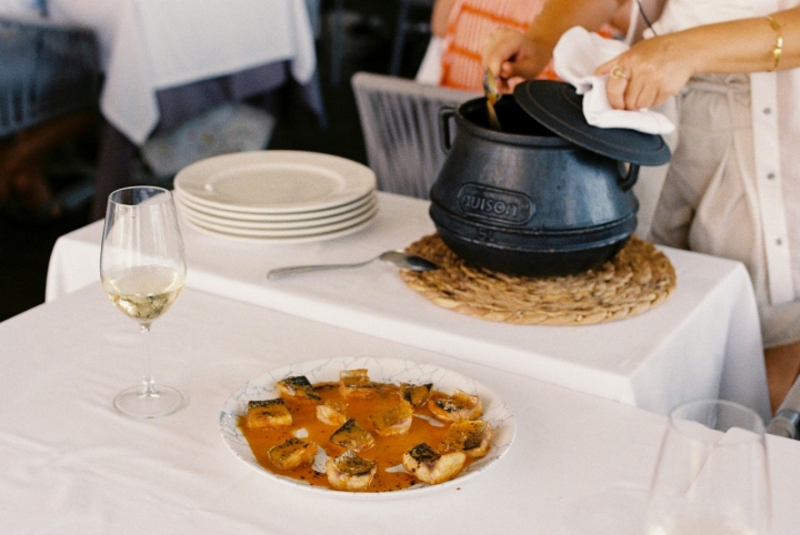 La olla de hierro fundido donde se elabora el arroz y el plato de mujol.