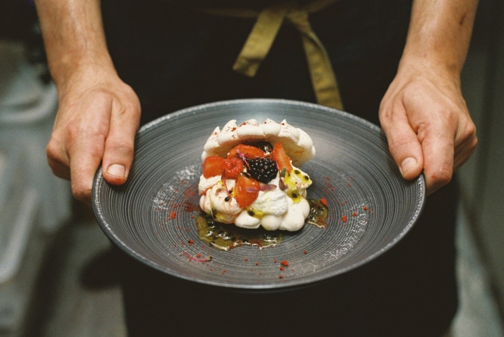 Pavlova con maracuyá y frutos rojos.