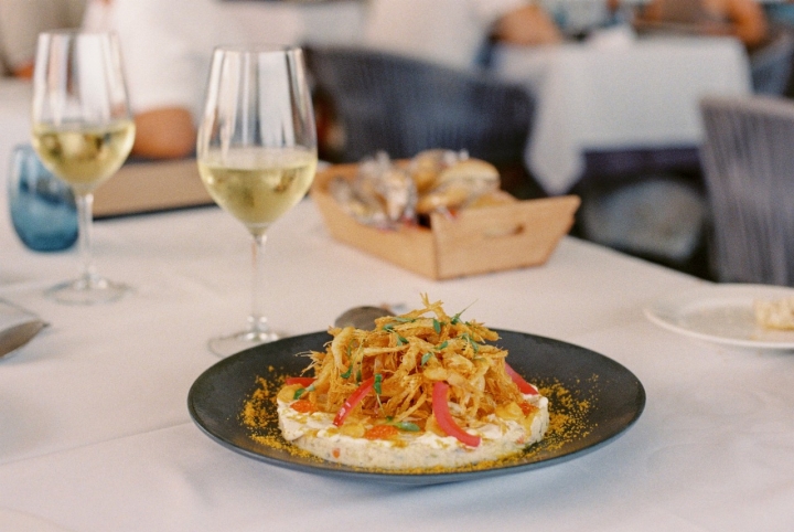 Ensaladilla rusa con gambas de cristal.