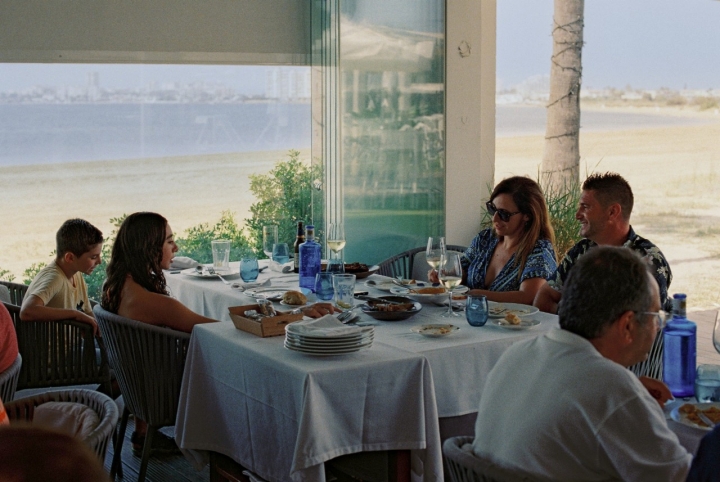 El restaurante cuenta con tres espacios para distintos momentos del día. 