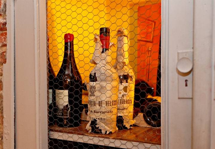 Una botella de manzanilla de Sanlúcar de Barrameda en una vitrina del restaurante 'Matritum', en Madrid.