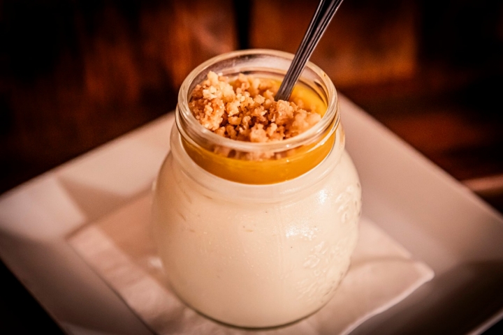 Uno de los postras más pedidos lleva fruta de la pasión.