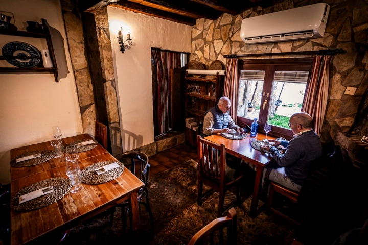 El comedor está directamente conectado con la cocina.