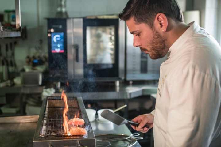 El chef Borja Aldea en la cocina del restaurante Reina XIV en La Granja (Segovia).