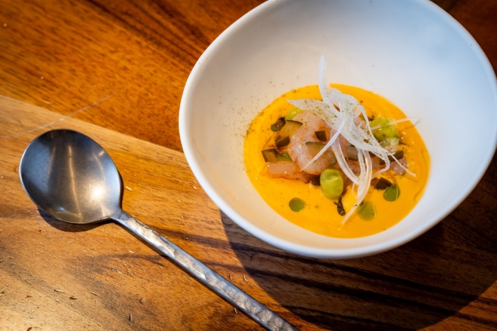 Gazpachuelo de garbanzos y comino y langostinos crudos.