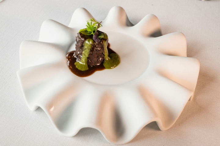 Plato de liebre rellena de foie y curry verde del restaurante Taller Arzuaga (Valladolid).