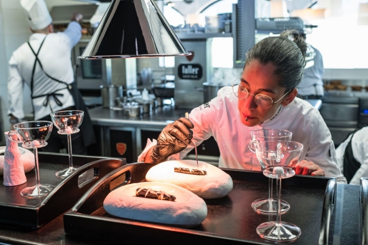Sara Ferreres emplatando en la cocina del restaurante Taller Arzuaga (Valladolid).