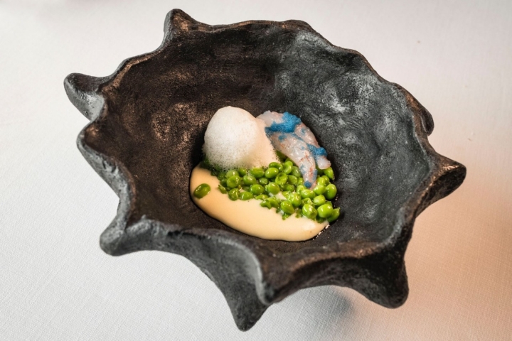 Plato de guisante lágrima y quisquilla del restaurante Taller Arzuaga (Valladolid).