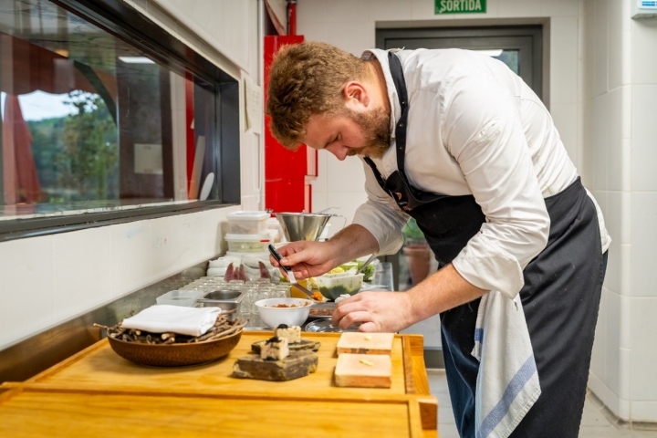 Quiralt se desenvuelve en cocina con agilidad y precisión milimétrica