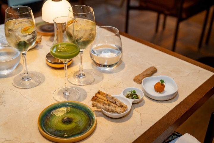 'Letugat' en la copa, pasta de berenjena para 'dippear' y un buñuelo de queso curado y ajos escalivados