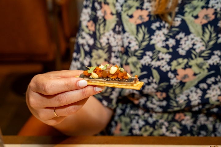 El escabeche blanco, sardina en semisalazón y dátil