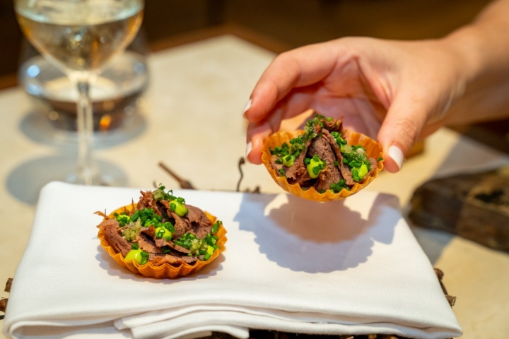 El bocado de pasta de semillas de cilantro, lengua ahumada y picada tradicional
