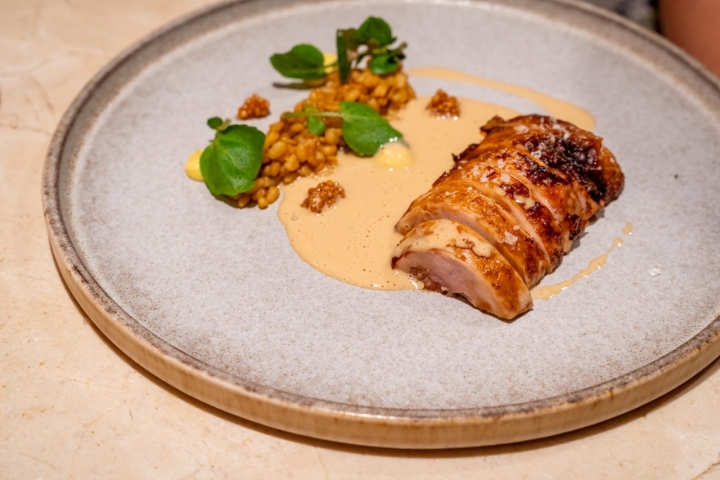 La perdiz se brasea y se sirve con un estofado de trigo y una salsa refrescante