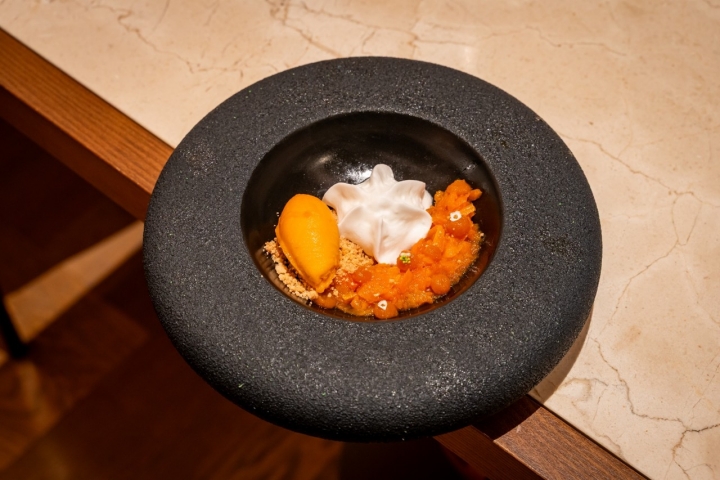 El primer postre es una rapsodia de zanahoria, naranja y jengibre, galleta de clavo, sorbete de zanahoria y jengibre con una espuma de kéfir.