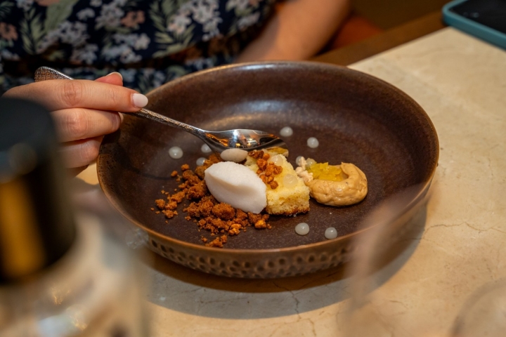 Un dulce netamente catalán en la cema de almendra marcona, texturas de limón, almendra garrapiñada y helado de almendra tostada