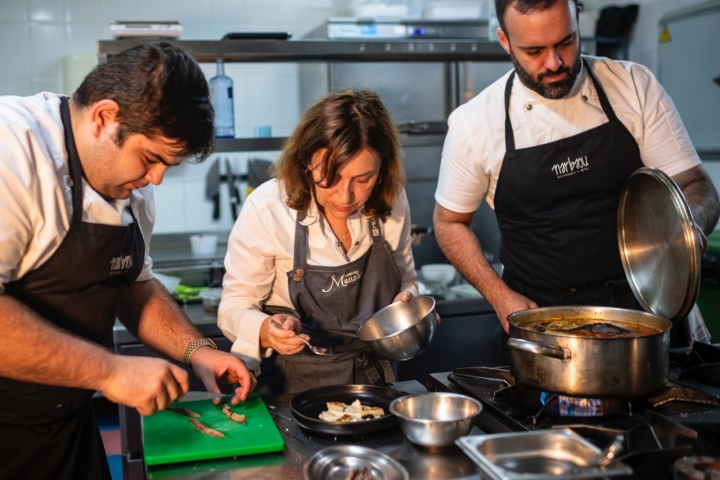 Esther Manzano en la cocina de 'Narbasu' (Asturias).