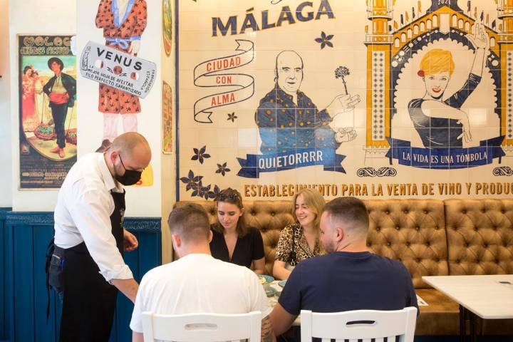 El local está repleto de elementos andalucistas sin llegar a caer en los tópicos.