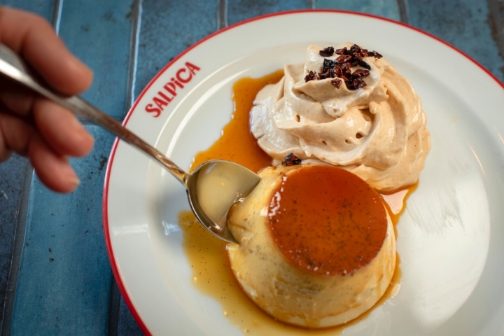 Flan cremoso con nata de avellanas.