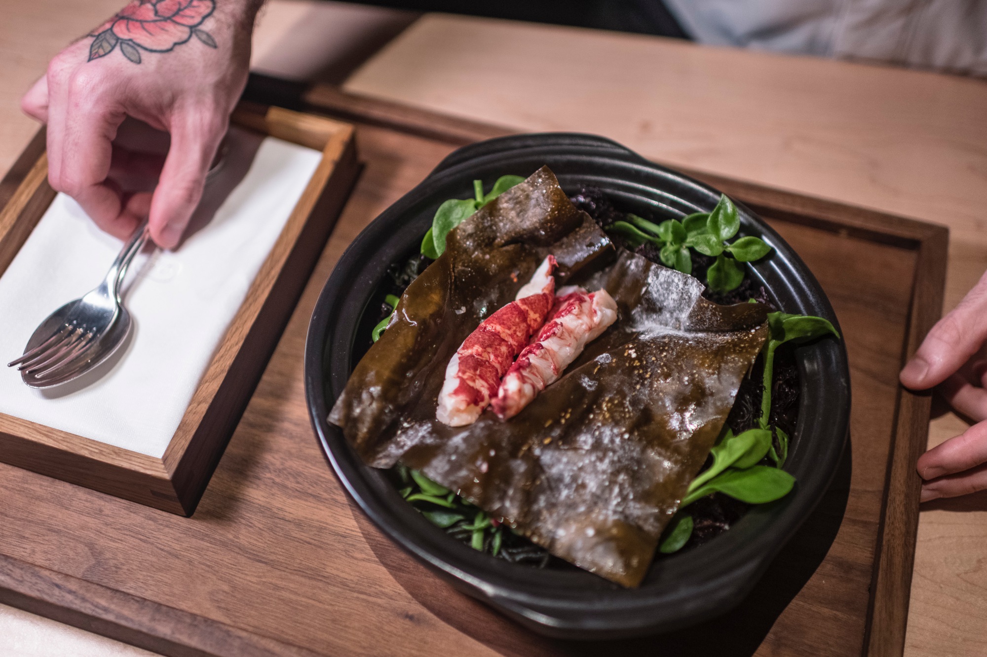 El bogavante se cura con la técnica Kombujime, en alga kombu.