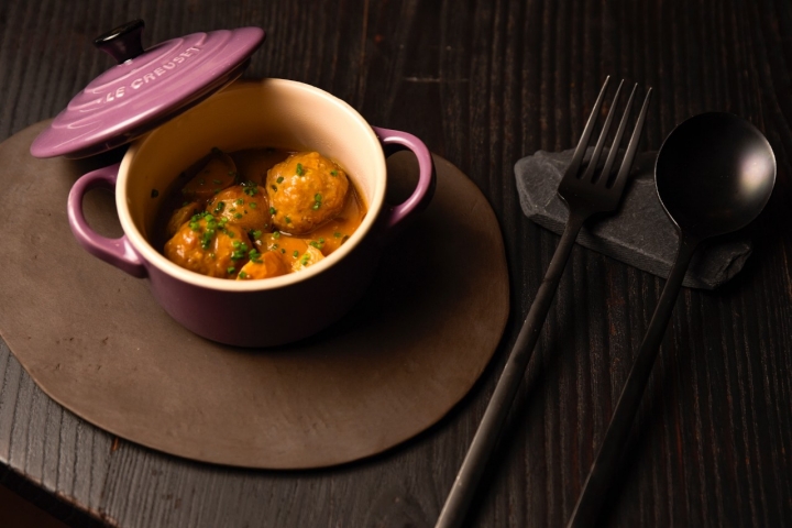 Albóndigas picantes servidas en una mini olla Le Creuset.
