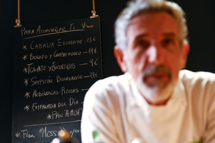 La carta sobre pizarra domina la sala.