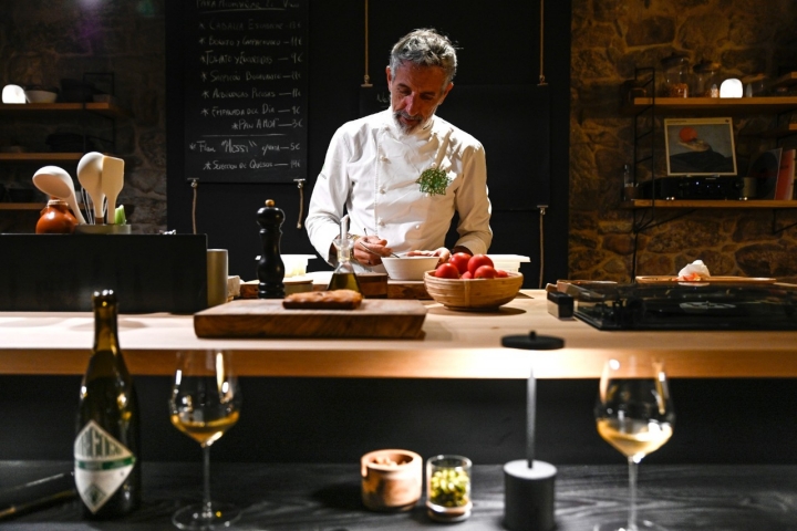 La barra tiene capacidad máxima para 12 comensales.