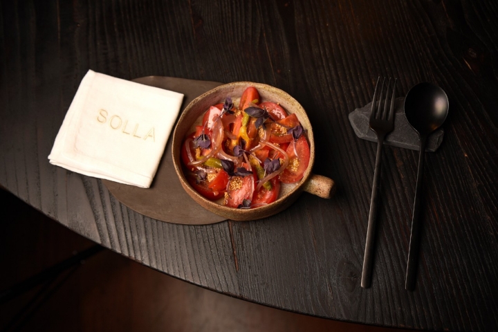 Tomate rosa con encurtidos.