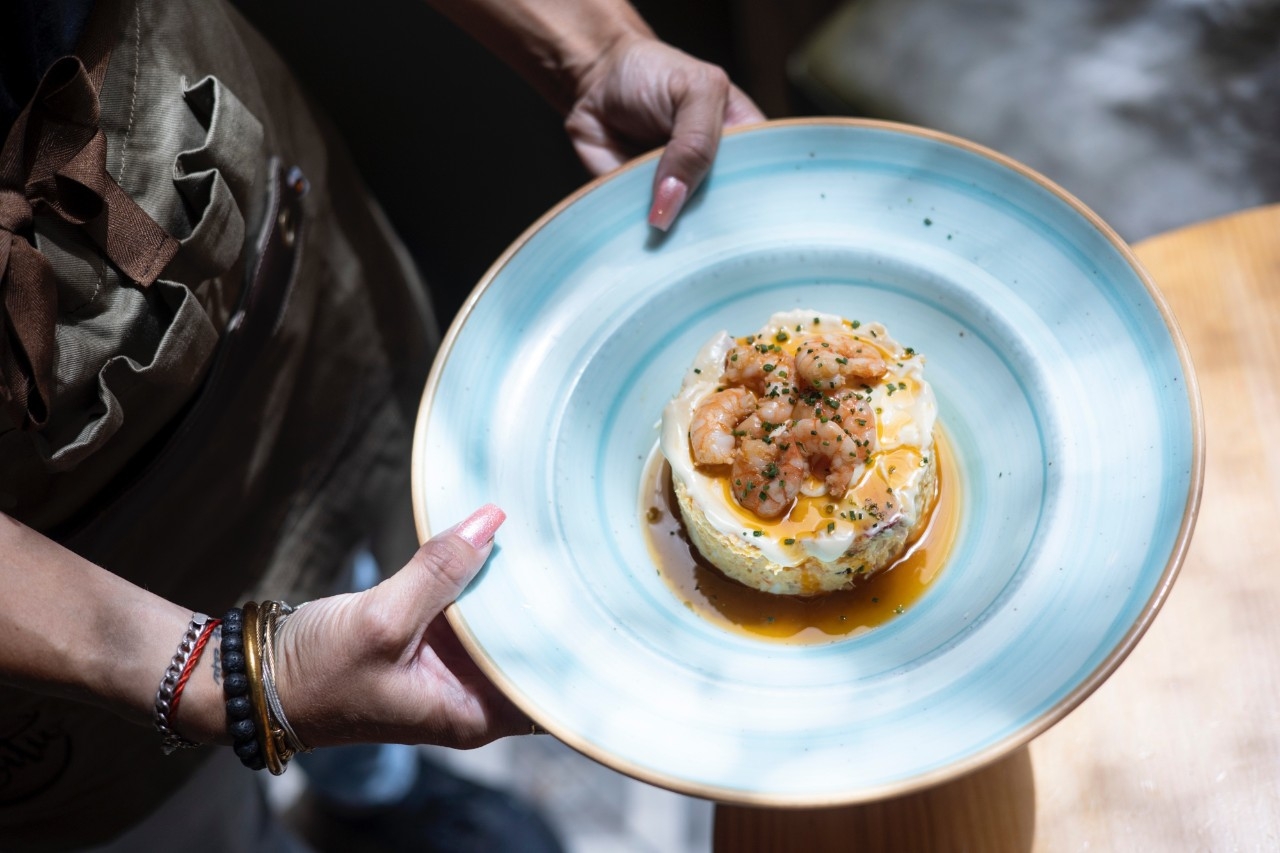 Málaga (España) 30/05/2025 Reportaje ‘Málaga: ruta de tapeo para comerse el barrio de Teatinos’ por los bares de tapas Bocallena, La Piarda, El Refugio, El ojo patio, Lambik, El gallo negro y La Piká. En la foto, ensaladilla rusa Pil-pil de El ojo patio.Foto: Daniel Pérez