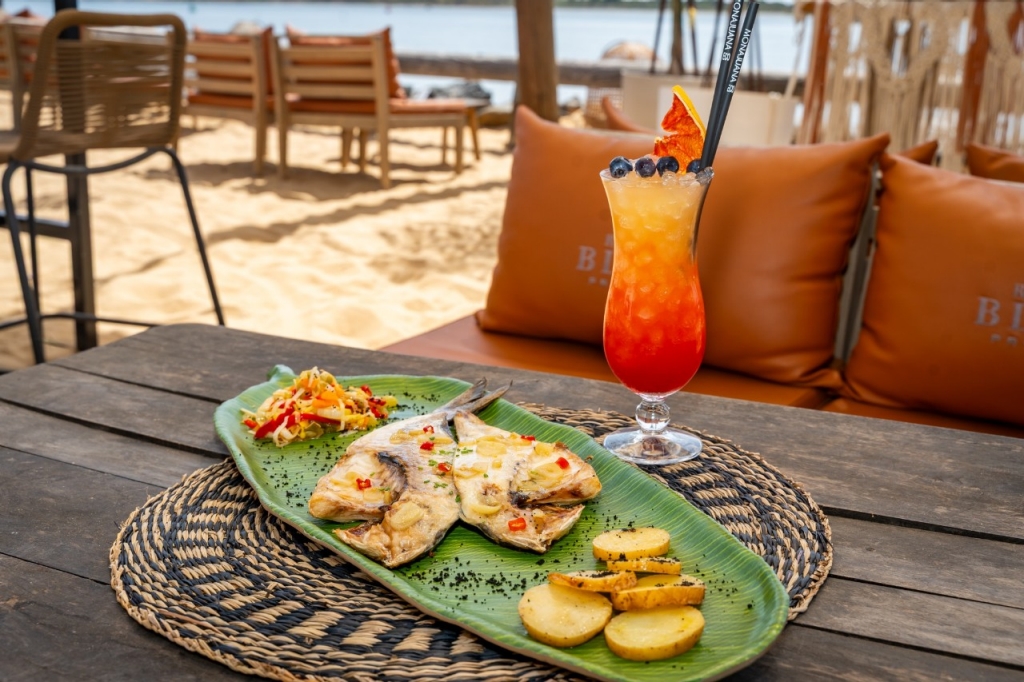 Los veranos en Huelva con tapita y al sol