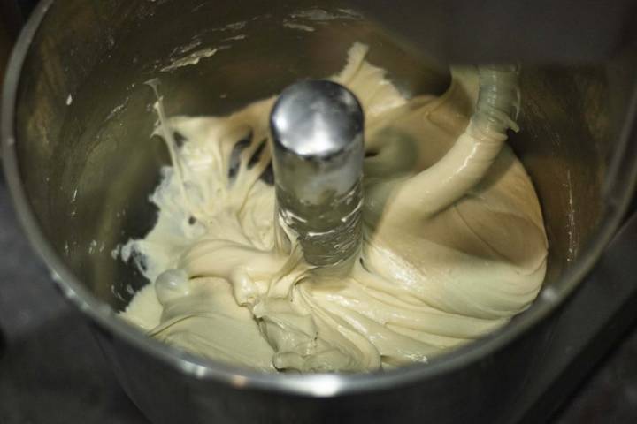 Para obtener una buena masa madre hay que hacerle tres "refrescos" que suponen más de 9 horas de fermentación como poco.