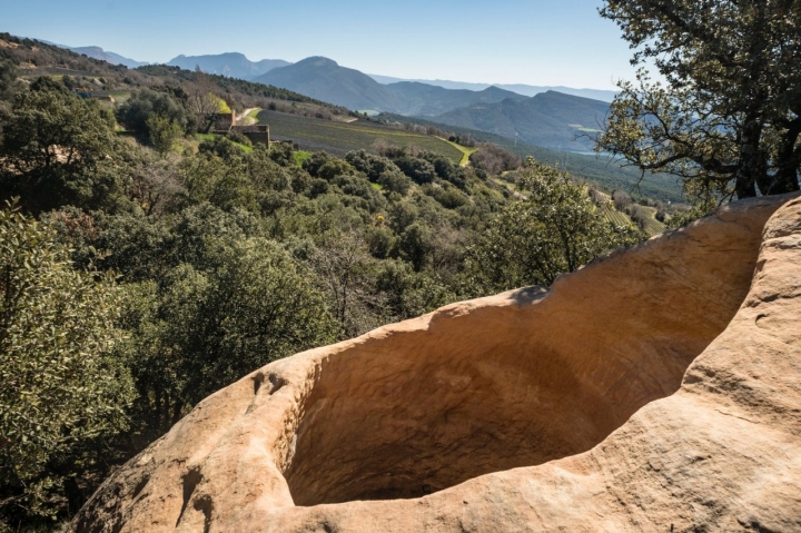 Lagar excavado en la roca de la bodega Castell d'Encús, Pallars Jussá de Lleida.