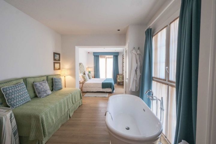 Habitación con bañera en medio del cuarto.