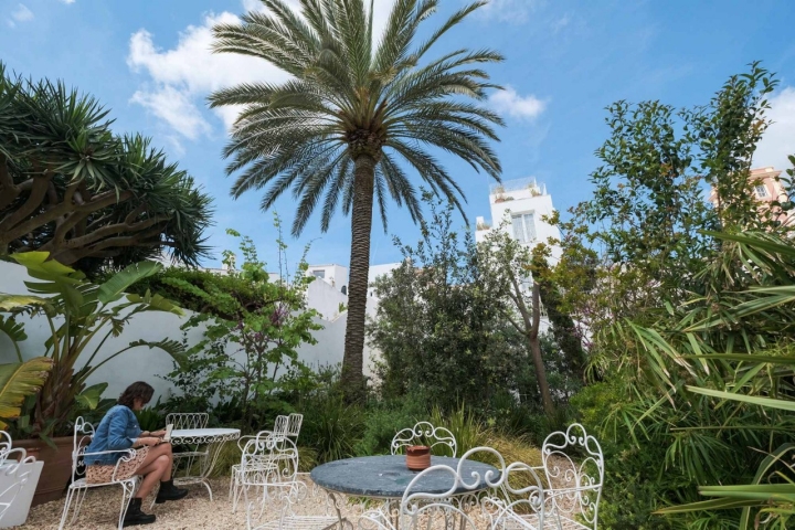 Una mujer sentada en el jardín del alojamiento.
