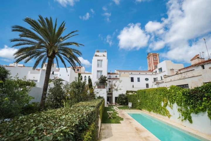 Las piscina y el jardín del hotel boutique.