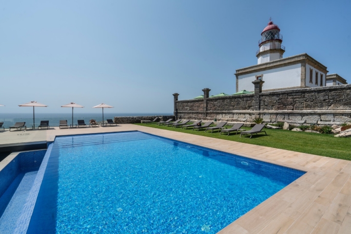 Galicia.. Hotel Faro Silleiro.Zona de piscina