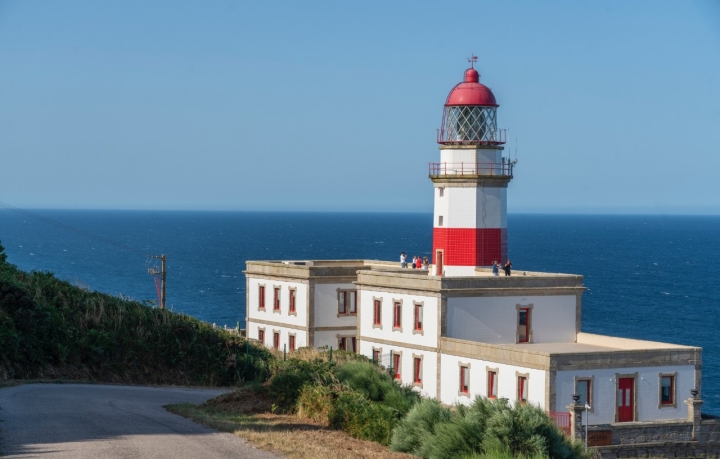 Galicia.. Hotel Faro Silleiro.Faro desde la carretera