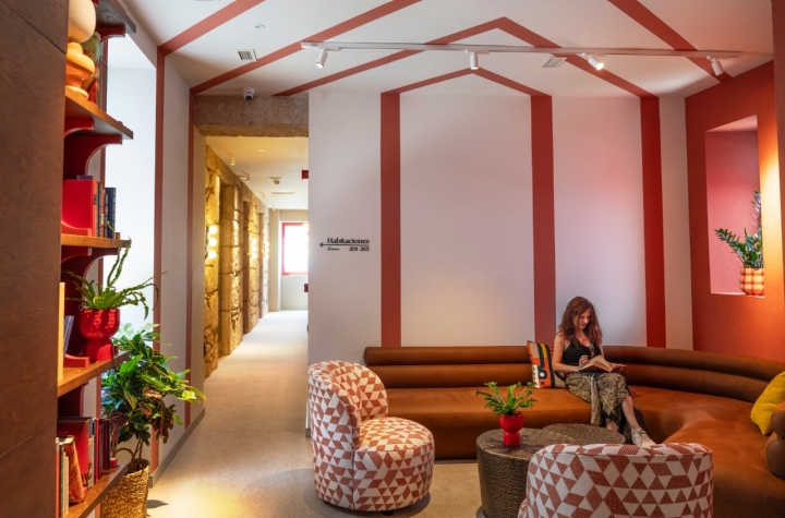 Galicia.. Hotel Faro Silleiro.Zonas comunes salon biblioteca