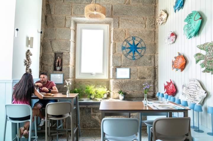 Galicia.. Hotel Faro Silleiro.Restauante Faro pequeño, Taberna Atlántica.Salón interior